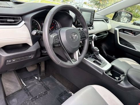 Used 2021 Toyota RAV4 XLE Premium image 21