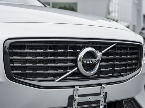 Certified 2022 Volvo S60 B5 Momentum w/ Premium Package image 11