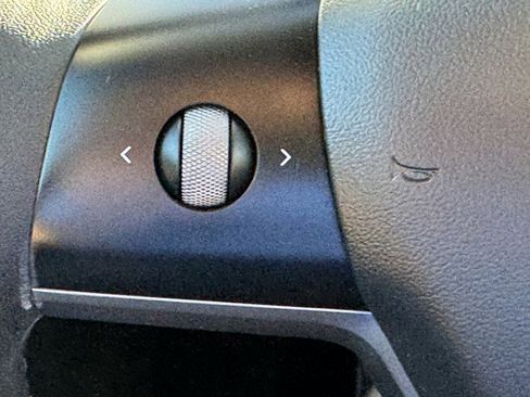 Used 2022 Tesla Model Y Long Range image 19