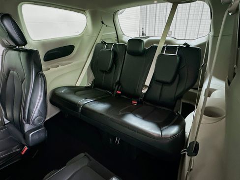 Used 2024 Chrysler Pacifica Touring-L image 30