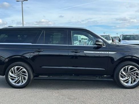 Used 2025 Lincoln Navigator L Reserve image 2