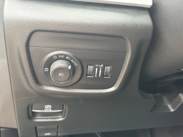 Used 2025 Jeep Grand Cherokee L Limited w/ Black Appearance Package AWD/4WD image 35