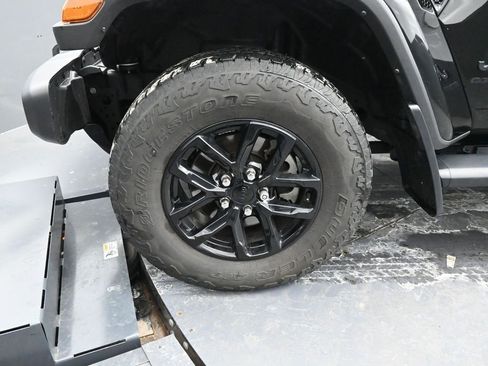 Used 2023 Jeep Gladiator Sport image 14
