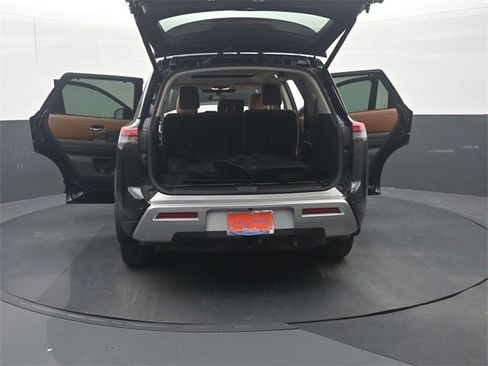 Used 2025 Nissan Pathfinder Platinum w/ Black Appearance Package image 40