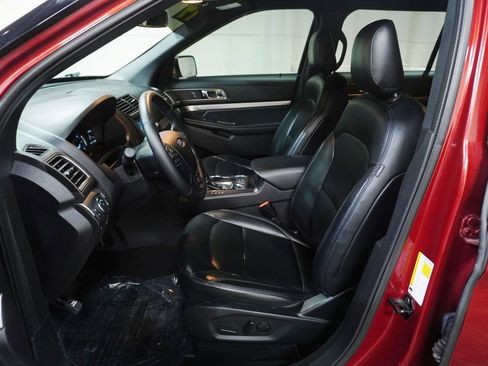 Used 2019 Ford Explorer XLT w/ Equipment Group 202A image 11