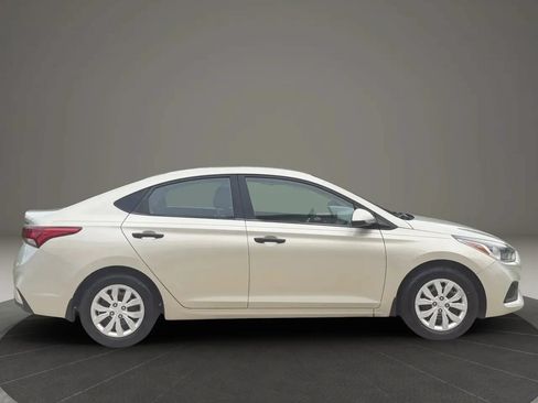 Used 2020 Hyundai Accent SE w/ Cargo Package FWD image 2