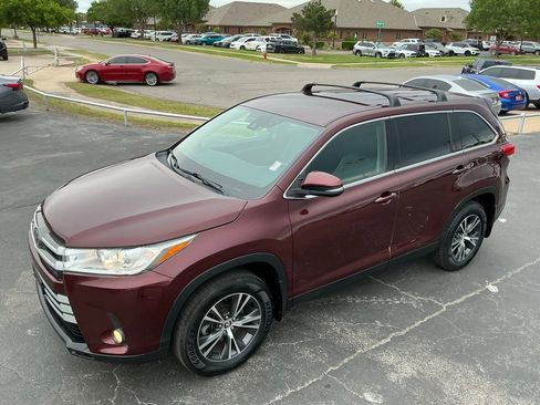 Used 2019 Toyota Highlander Plus w/ Carpet Mat Package (TMS) FWD image 5