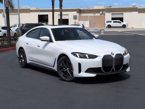 New 2026 BMW i4 eDrive40 w/ Parking Assistance Package RWD image 2