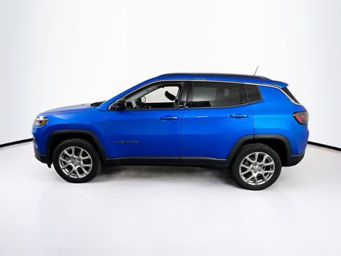 Used 2022 Jeep Compass Latitude w/ Sun and Sound Group AWD/4WD image 8