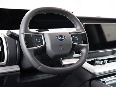 Used 2025 Ford Expedition Active AWD/4WD image 13