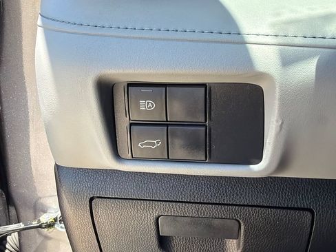 Used 2023 Toyota Highlander XLE AWD/4WD image 25