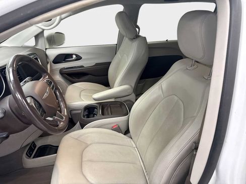 Used 2020 Chrysler Pacifica Touring-L FWD image 13