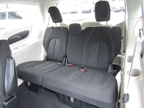Used 2022 Chrysler Voyager LX FWD image 6