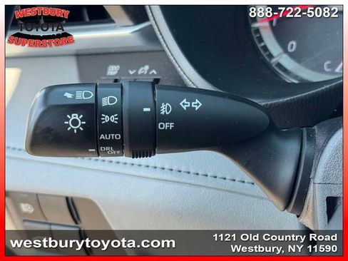 Used 2022 Toyota Highlander LE AWD/4WD image 26