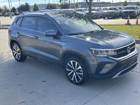 Certified 2022 Volkswagen Taos SE w/ Panoramic Sunroof Package image 2