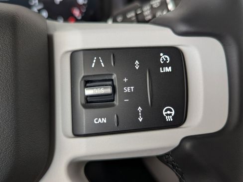 Used 2026 Land Rover Defender 110 X-Dynamic SE AWD/4WD image 17