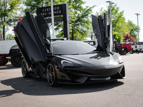 Used 2019 McLaren 570S Spider image 2