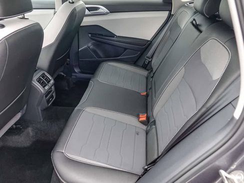 Used 2025 Volkswagen Taos SE FWD image 16