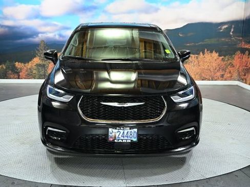 Used 2023 Chrysler Pacifica Touring-L image 3