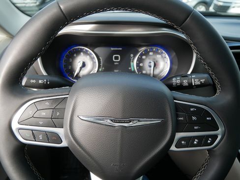 Used 2024 Chrysler Pacifica Touring-L image 25