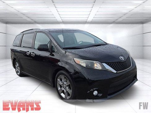 Used 2014 Toyota Sienna SE image 1