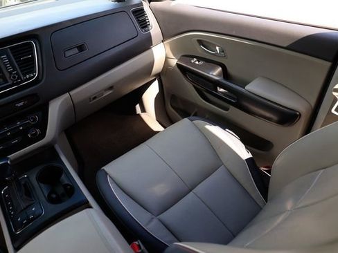 Used 2017 Kia Sedona LX w/ LX Essentials Premium Package image 23