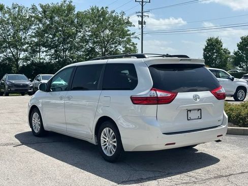 Used 2017 Toyota Sienna XLE w/ XLE Navigation Package FWD image 5