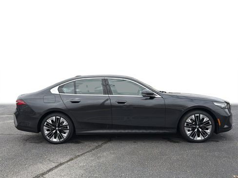 Certified 2025 BMW 530i w/ Premium Package image 30