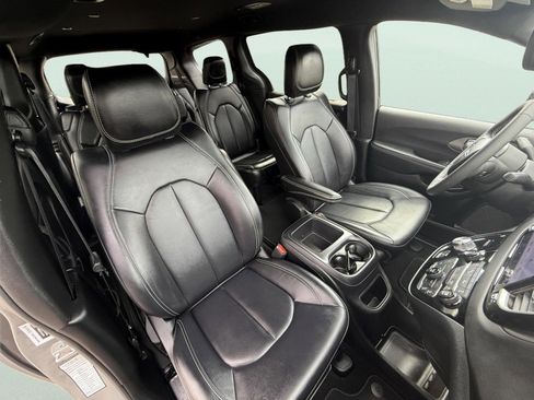 Used 2025 Chrysler Pacifica Select FWD image 17