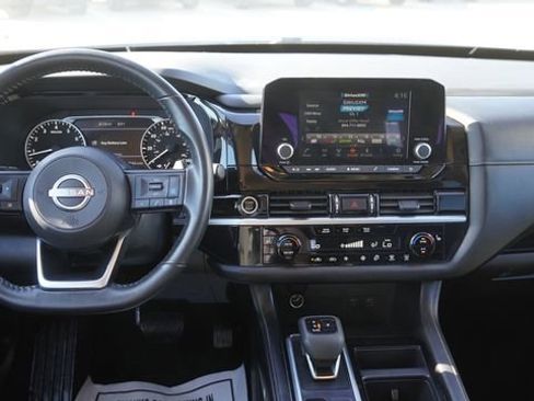 Used 2024 Nissan Pathfinder SV image 16