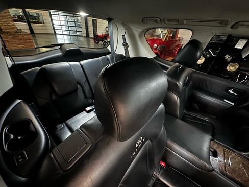 Used 2011 INFINITI QX56 4WD w/ Deluxe Touring Pkg image 15