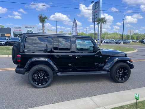 Used 2025 Jeep Wrangler Sahara image 10
