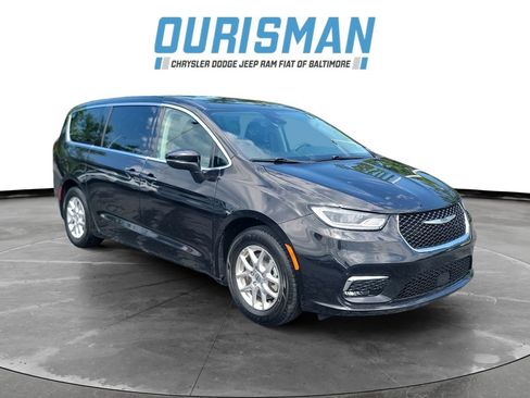 Used 2023 Chrysler Pacifica Touring-L FWD image 1