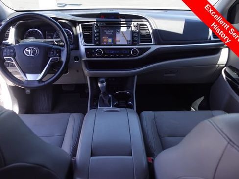Used 2017 Toyota Highlander Limited Platinum AWD/4WD image 4