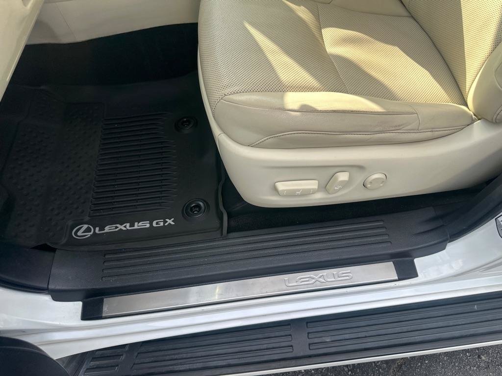 Used 2020 Lexus GX 460 Premium w/ Premium Package AWD/4WD image 25