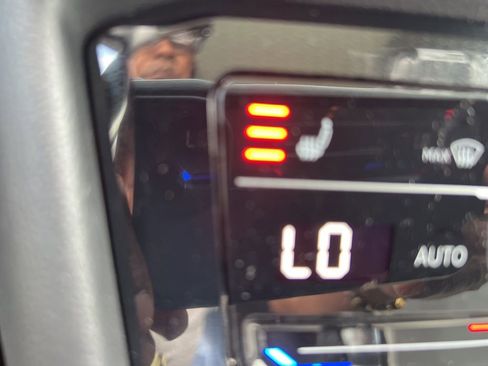 New 2025 Volkswagen Taos SE image 24