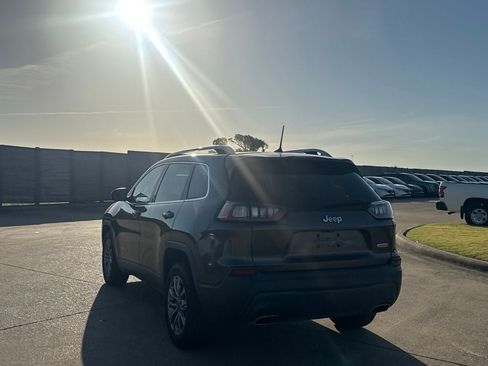Used 2019 Jeep Cherokee Latitude Plus w/ Comfort/Convenience Group FWD image 18