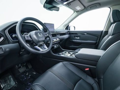 Used 2025 Honda Pilot Touring image 4