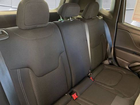 Used 2023 Jeep Renegade Latitude w/ Premium Group image 16