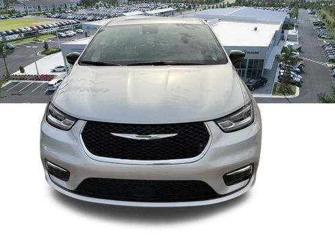 New 2026 Chrysler Pacifica Limited image 9