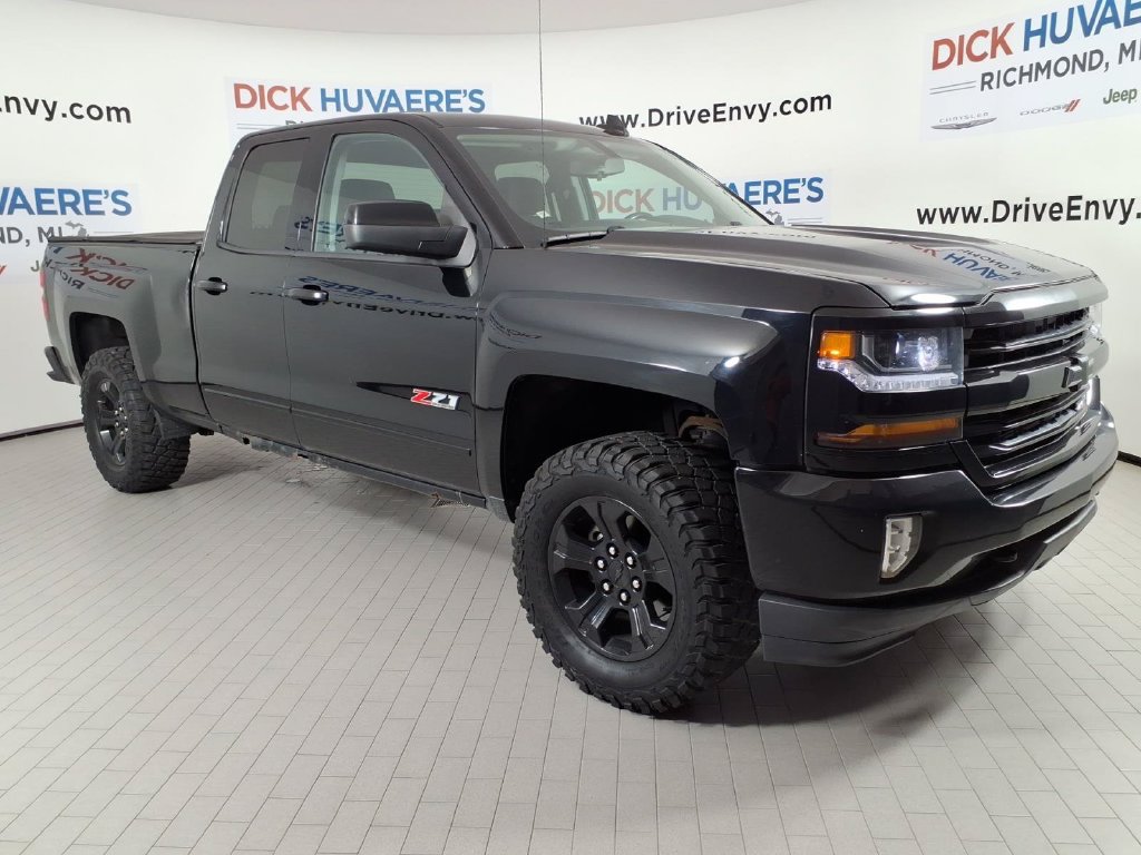 Used 2017 Chevrolet Silverado 1500 LT w/ Midnight Edition AWD/4WD image 3