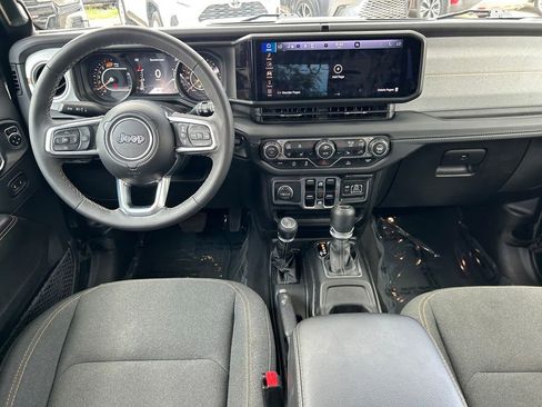 Used 2025 Jeep Wrangler Unlimited Sahara AWD/4WD image 17