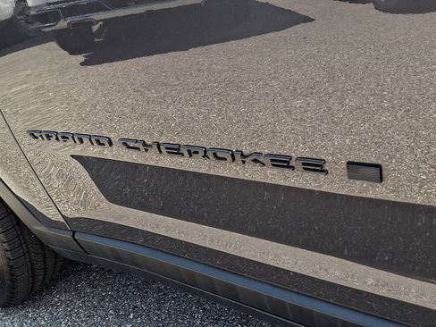 Used 2023 Jeep Grand Cherokee Altitude AWD/4WD image 31