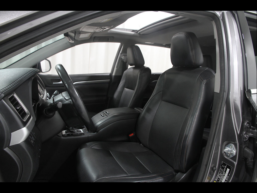 Used 2017 Toyota Highlander Limited AWD/4WD image 5