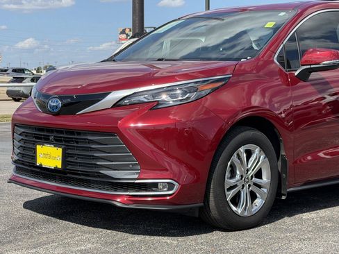 Used 2024 Toyota Sienna Platinum AWD/4WD image 9