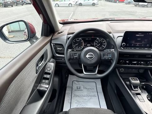 Used 2023 Nissan Rogue SV AWD/4WD image 13