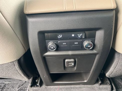 Used 2022 Chevrolet Traverse LS image 28