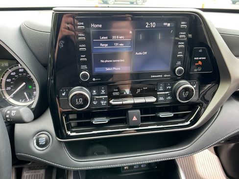 Used 2022 Toyota Highlander XLE AWD/4WD image 17