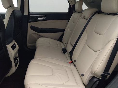 Used 2019 Ford Edge Titanium FWD image 18
