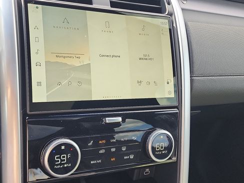 New 2025 Land Rover Discovery Dynamic SE image 14